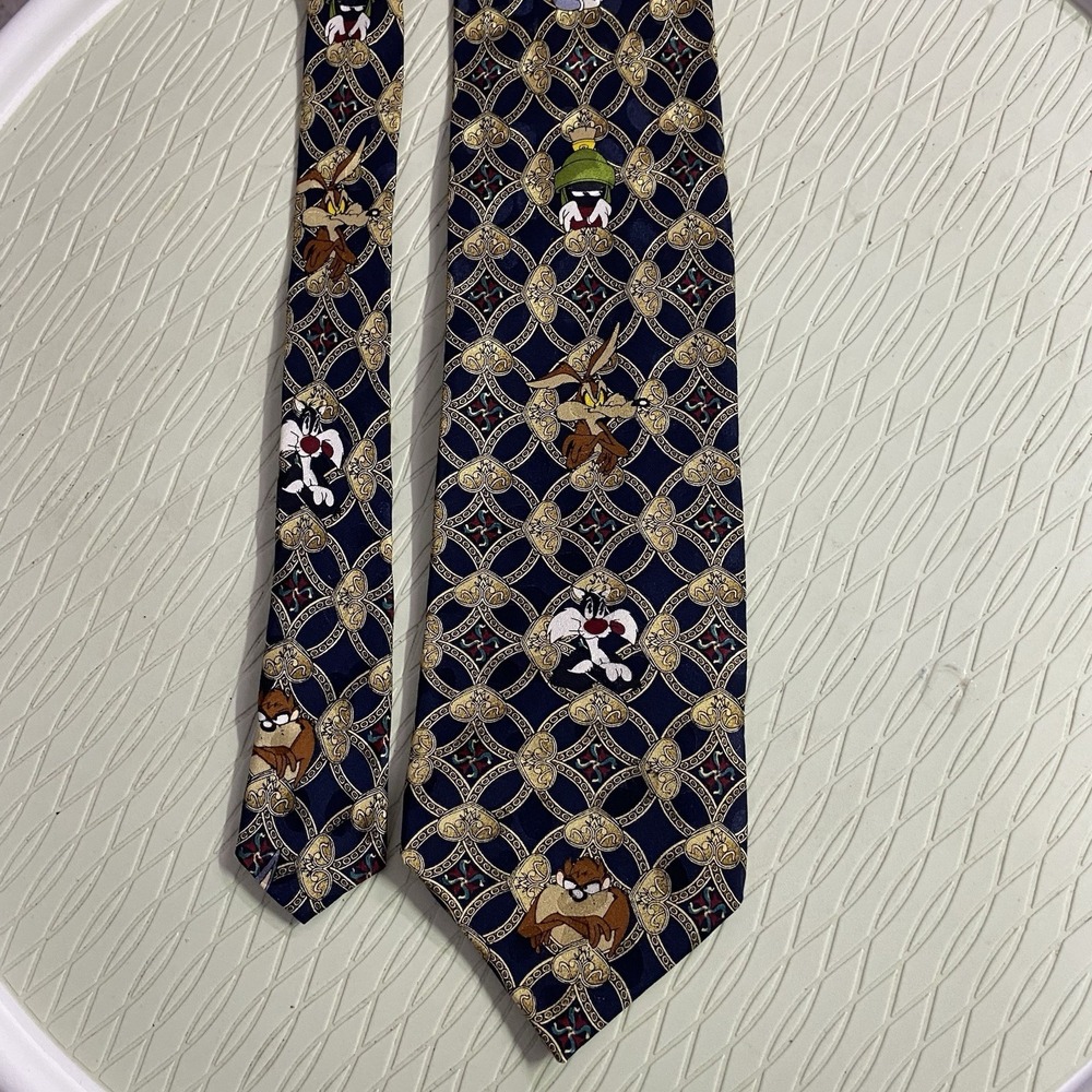Vintage Looney Tunes Taz, Bugs, Wile E. Coyote Mania Tie 100% Silk Hand Made 58"